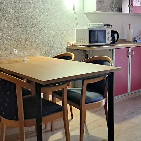 Robbin Met Airco Wifi En Zwembad Lägenhet *